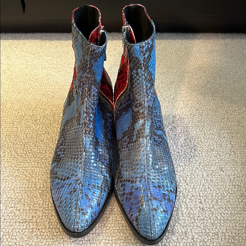 Modern Vice Blue Ankle Boots with Textured Design and Pointed Toe Size 37